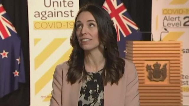 La première ministre néo-zélandaise  Jacinda Ardern garde son calme pendant un séisme.