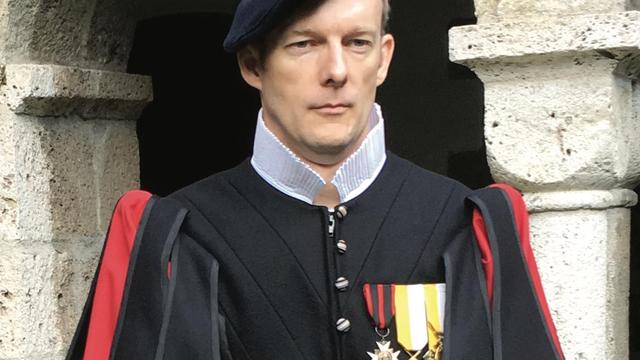 Sergent Christian Richard devant le cloître de l’abbaye de Saint-Maurice. [DR]