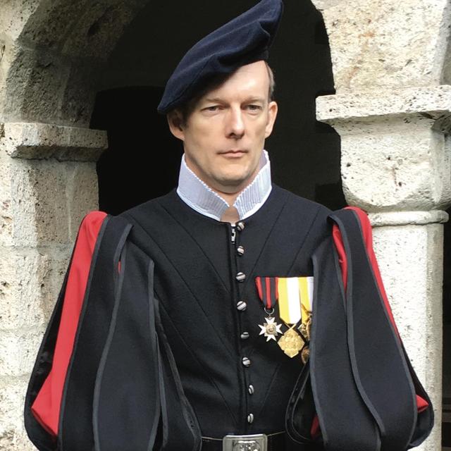 Sergent Christian Richard devant le cloître de l’abbaye de Saint-Maurice. [DR]