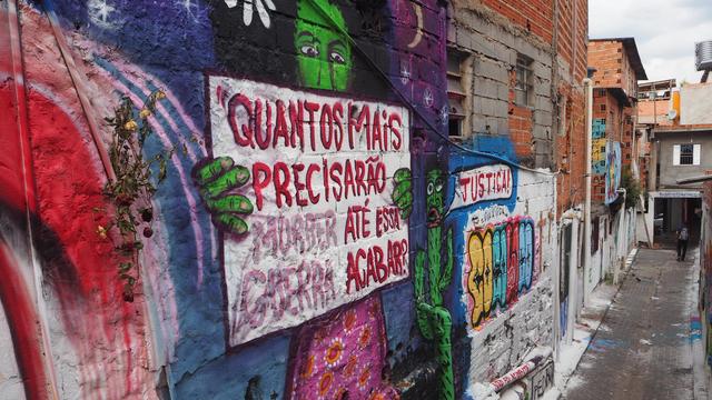 graffiti dans la ruelle de Paraisópolis, Sao Paulo, Brésil. [RTS - Sarah Cozzolino]