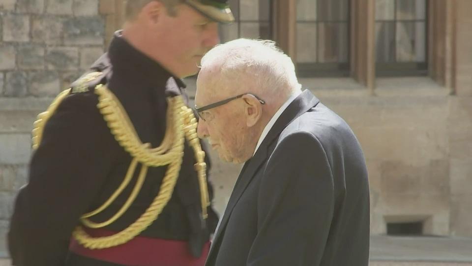 Captain Tom anobli par Elizabeth II après sa collecte de fonds record