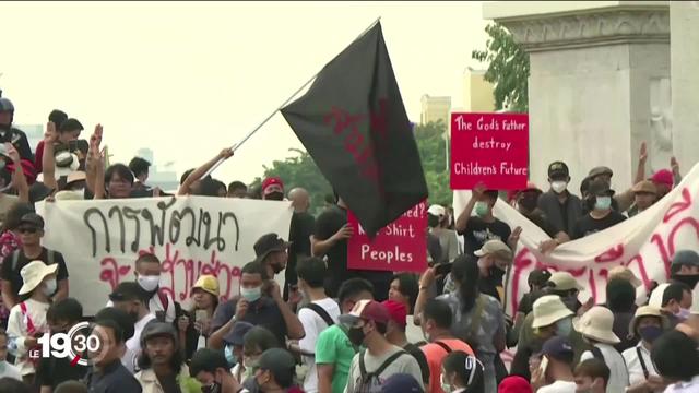 À Bangkok, en Thaïlande, les étudiants manifestent et réclament la démission du Premier ministre et plus de démocratie.