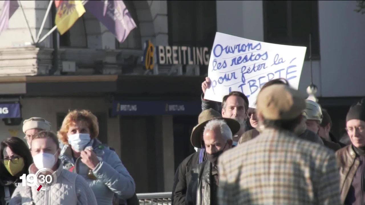 À Genève, plus de 600 personnes ont manifesté ce samedi contre les mesures sanitaires du gouvernement.