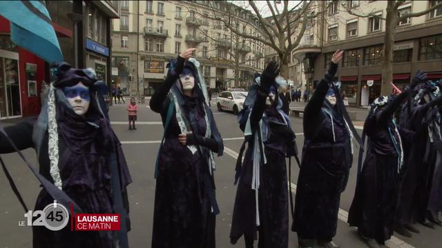 Une cinquantaine de membres du groupe Extinction Rebellion ont manifesté devant les locaux administratifs de IFCHOR.