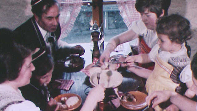 Une fondue en Gruyère en 1969. [RTS]