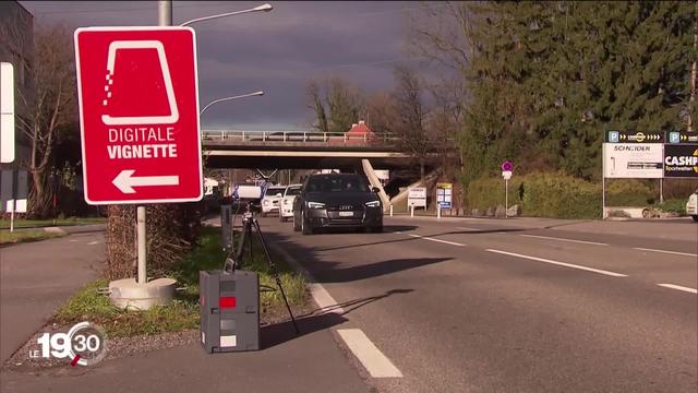 Les automobilistes auront désormais le choix entre la vignette autoroutière autocollante et sa version électronique.