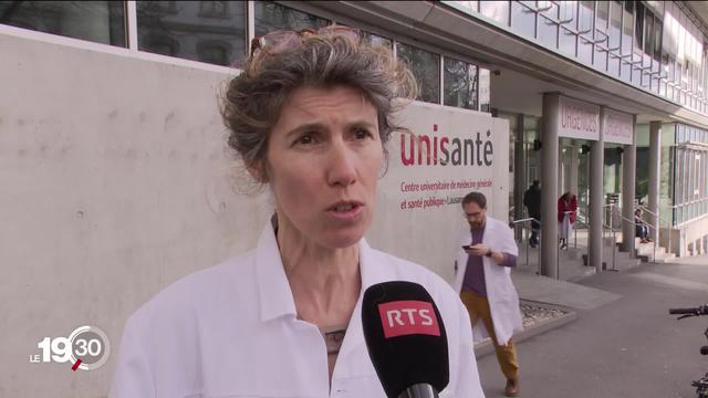 Coronavirus: la Suisse ne teste plus systématiquement les personnes malades, mais se concentre sur celles le plus à risque.