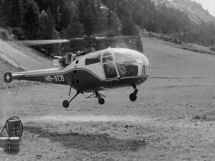 Hélicoptère d'Hermann Geiger décollant pour une mission au Mattmark