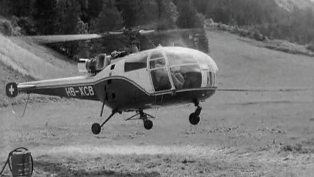 Hélicoptère d'Hermann Geiger décollant pour une mission au Mattmark