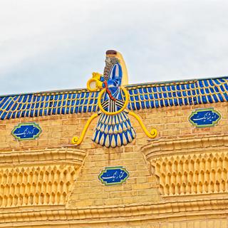 Fravahr sur le temple zoroastrien à Yzad, Iran. [Depositphotos - dbajurin]