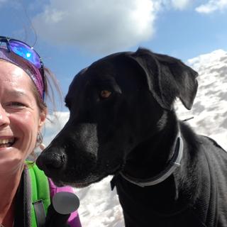 Stéphanie Zwahlen avec son chien Milka quelque part sur un cailloux alpin. [DR - Céline Haeffly- Krayenbühl]