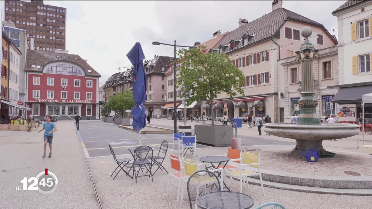 Les villes  donnent plus de place aux cyclistes et aux piétons, exemple à la Chaux-de-Fonds et sa place du marché