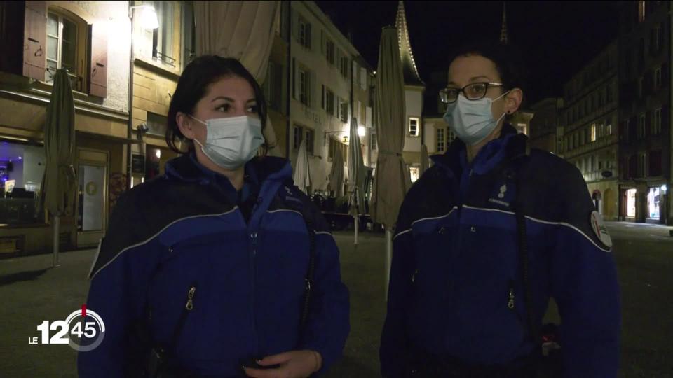 Les polices cantonales sont chargées de faire respecter les nouvelles mesures anti-coronavirus. Reportage à Neuchâtel