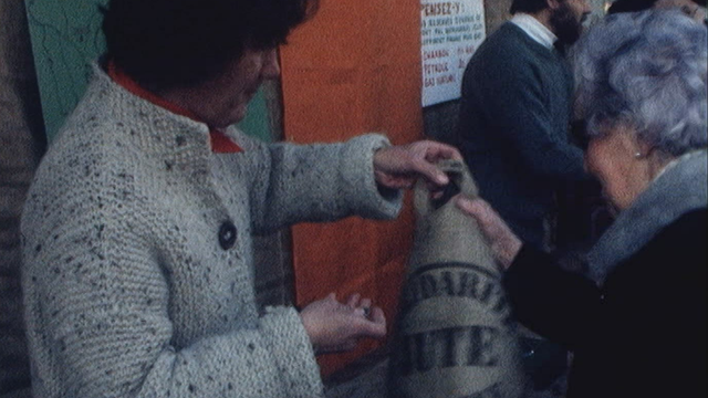 Vente des sacs en jute pour soutenir le commerce équitable et l'écologie en 1977. [RTS]