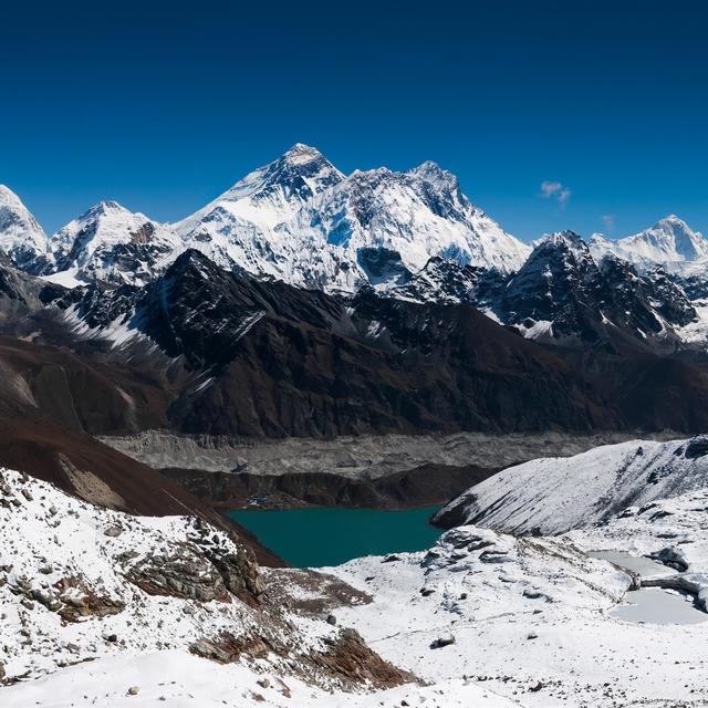 vue sommets de l'Himalaya - Everest, Lhotse, Nupste. [Depositphotos. - Arsgera]