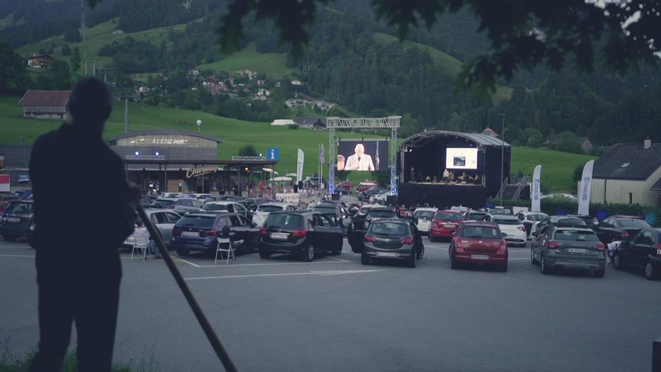 Drive-in de Charmey: des klaxons en guise d'applaudissements