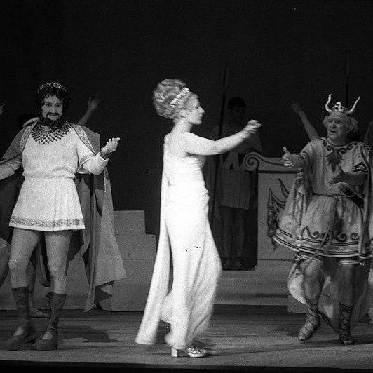 19.05.1972 - La Belle Hélène au théâtre du Capitole [Wikimedia - André Cros - Archives municipales de Toulouse]