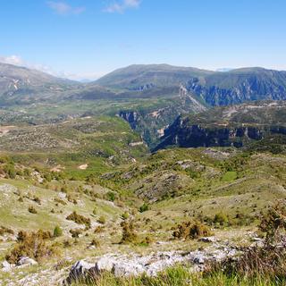 montagnes albanaises où se reproduit le vautour percnoptère. [RTS - Louis Seiller]