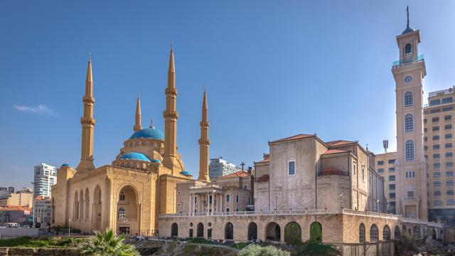 une mosquée côtoie une église à Beyrouth, Liban [Depositphotos - Ispencer]