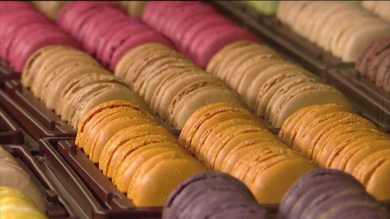 On va s’intéresser au marché du macaron. Il est tout rond, il est tout bon, il coûte bonbon, c’est un peu nos boules de Noël.