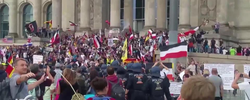 Insignes nazis et Reichstag pris d'assaut: l'Allemagne sous le choc suite aux débordements d'une manifestation anti-masques