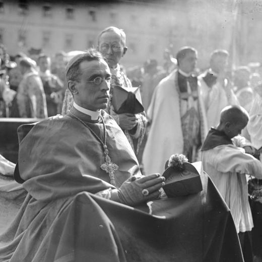 Le pape Pie XII lors de la procession du 900e  anniversaire de la ville de Bamberg en Bavière. [Bundesarchiv_Bild_102-00535 - CC by SA 3.0 wikimedia - Das Bundesarchiv]