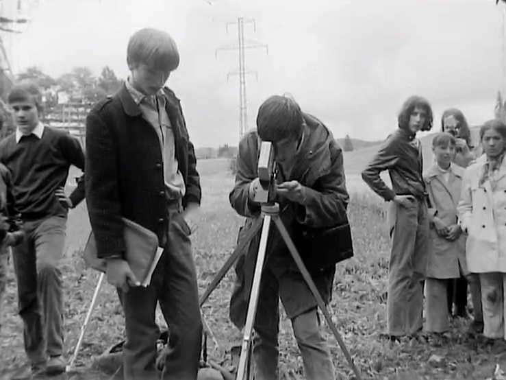 Des jeunes de la Chaux-de-Fonds font un film sur la pollution et la nature en 1971. [RTS]