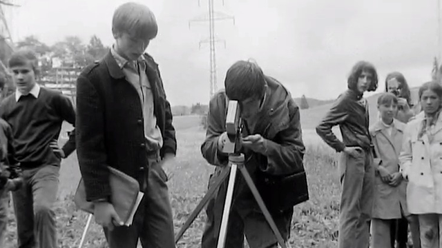 Des jeunes de la Chaux-de-Fonds font un film sur la pollution et la nature en 1971. [RTS]