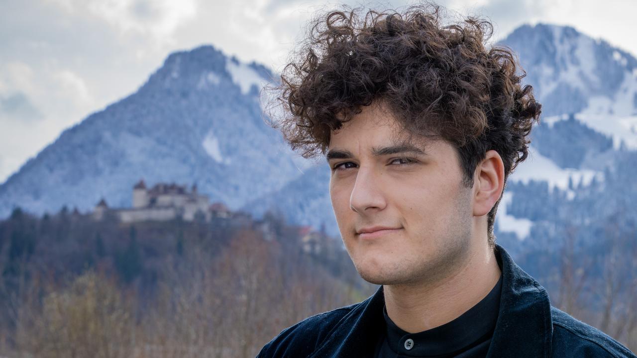 Le Fribourgeois Gjon's Tears représentera la Suisse à l'Eurovision (vidéo) [RTS - Laurent Bleuze]