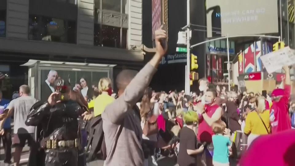 Des partisans de Joe Biden célèbrent sa victoire à New York