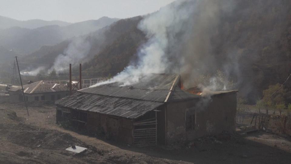 Des Arméniens brûlent leurs maisons avant de quitter le Haut-Karabakh