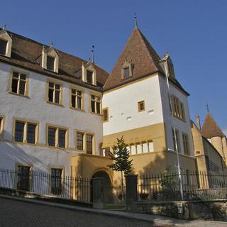 Vue sur la façade sud du château de Neuchâtel qui abrite le gouvernement. [CC by SA 3.0 Wikimédia - Albertine]