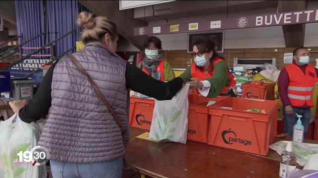 Une distribution de nourriture a réuni plus de 2000 personnes à Genève