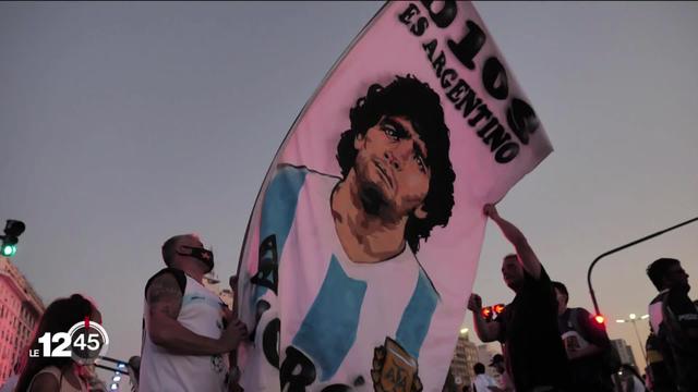 A Buenos Aires, les amoureux de Diego Maradona se sont réunis pour pleurer la mort de leur idole