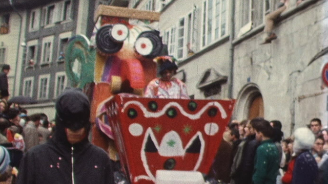 Le carnaval de Fribourg en 1971. [RTS]