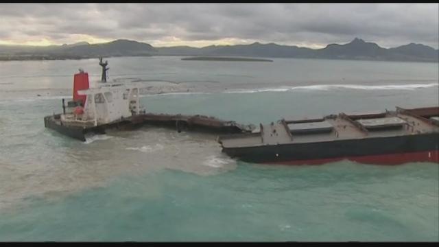 Les images du vraquier qui s'est finalement brisé en deux au large de l'Ile Maurice.