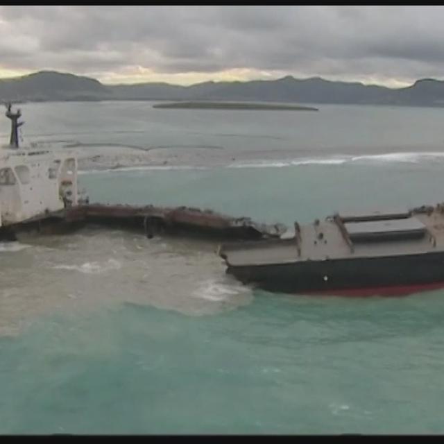 Les images du vraquier qui s'est finalement brisé en deux au large de l'Ile Maurice.