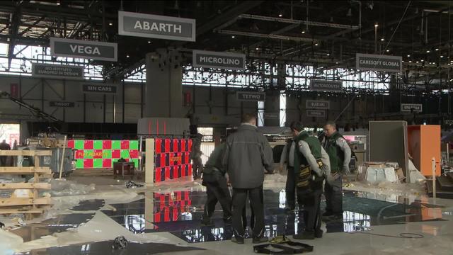 Salon de l'auto: ambiance démontage après l'annulation de la manifestation pour cause de coronavirus.