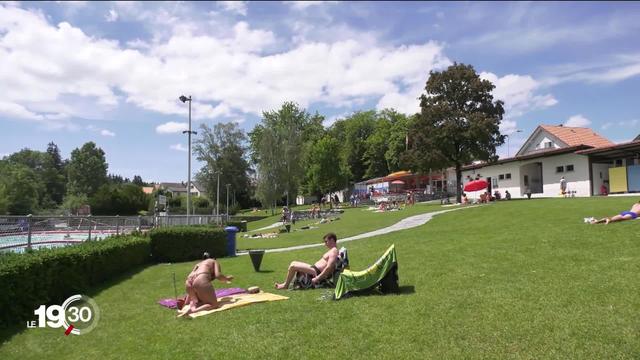 Les piscines se remplissent de baigneurs malgré les mesures sanitaires à respecter.