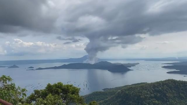 Les sismologues philippins ont enregistré des mouvements de lave sur le Taal, à quelque 65 km au sud de Manille.