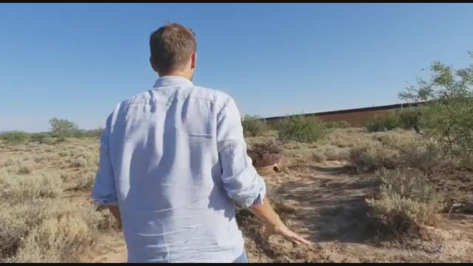 Raphaël Grand, près du mur séparant l'Arizona du Mexique