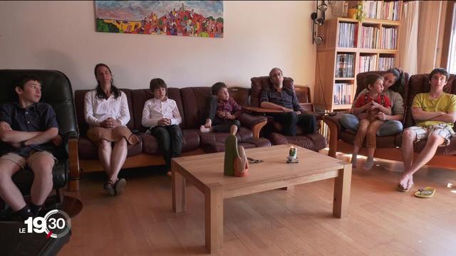 Coronavirus: le déjeuner de Pâques restera dans les mémoires. Reportage dans une famille où les proches sont présents par Skype.