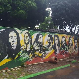 dans le jardin de la maison de Bob Marley, Kingstone, Jamaïque. [RTS - Stéphane Cosme]
