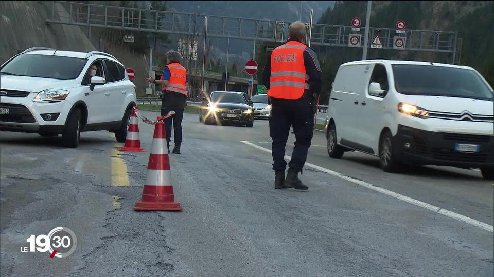 Le Tessin veut éviter un afflux de visiteurs durant le week-end pascal. La police sensibilise la population à Goeschenen (UR).