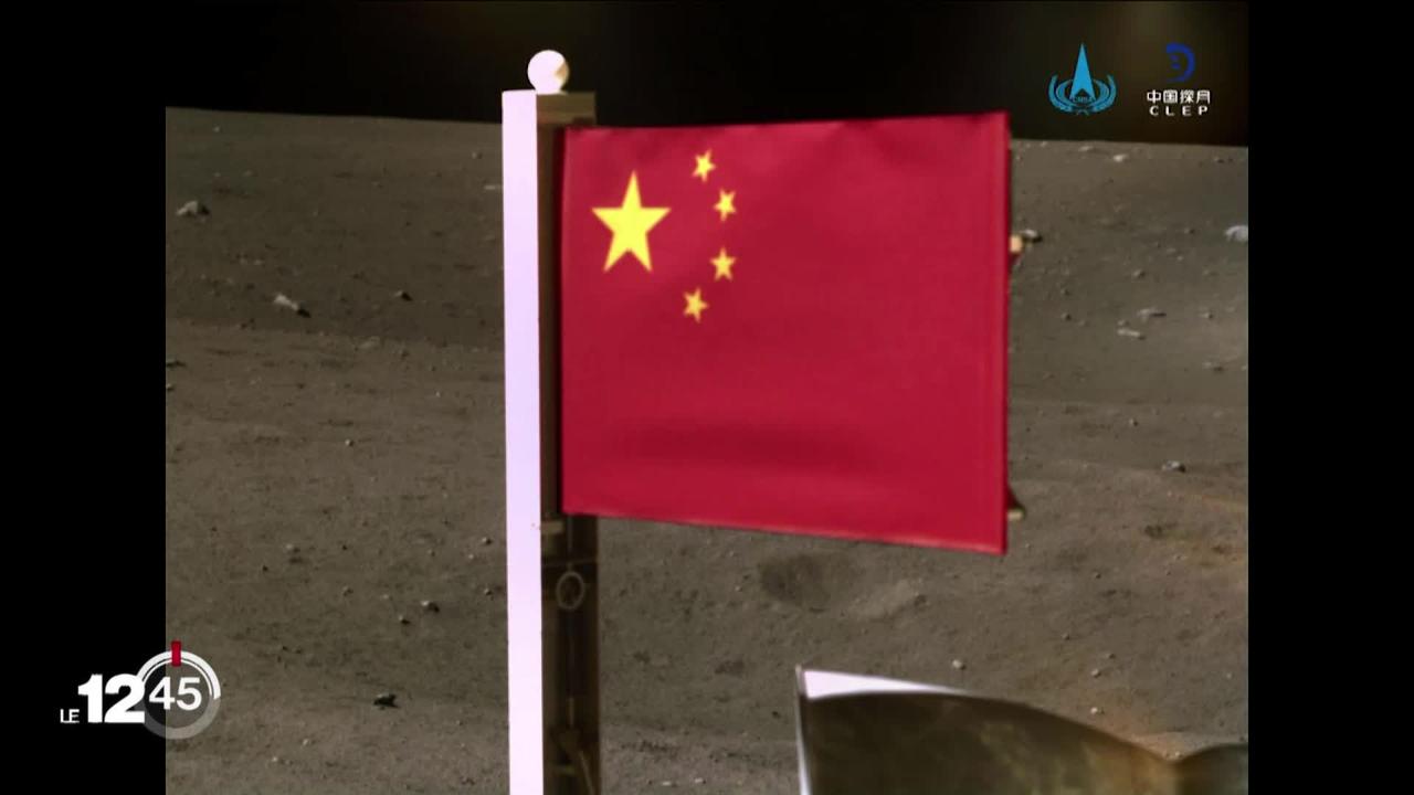 Le drapeau chinois déposé sur la Lune.