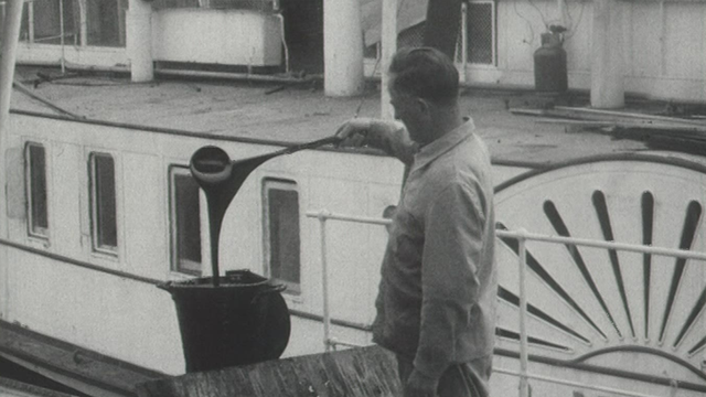 L'entretien des bateaux de la CGN en 1965. [RTS]