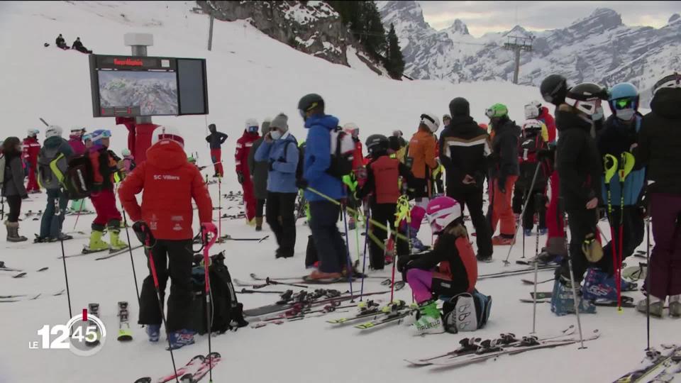 Des gendarmes patrouillent à ski pour vérifier le respect des plans de protection des stations. Reportage à Villars (VD)