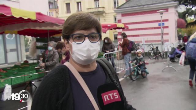 Le port du masque est désormais aussi obligatoire en extérieur. Réactions au sein de la population