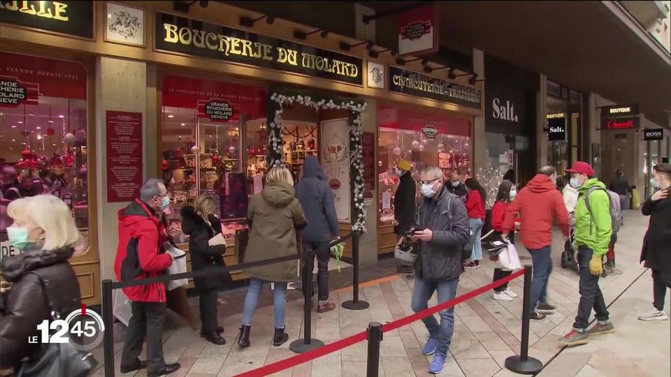 À la veille de Noël, de nombreuses personnes se pressent dans les magasins pour faire leurs emplettes