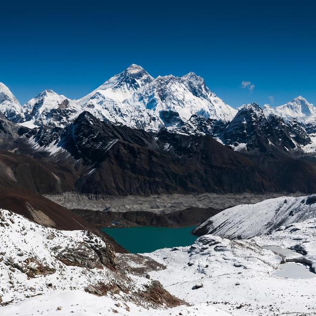 Vue panoramique des sommets de l'Himalaya. [Depositphotos - Arsgera]